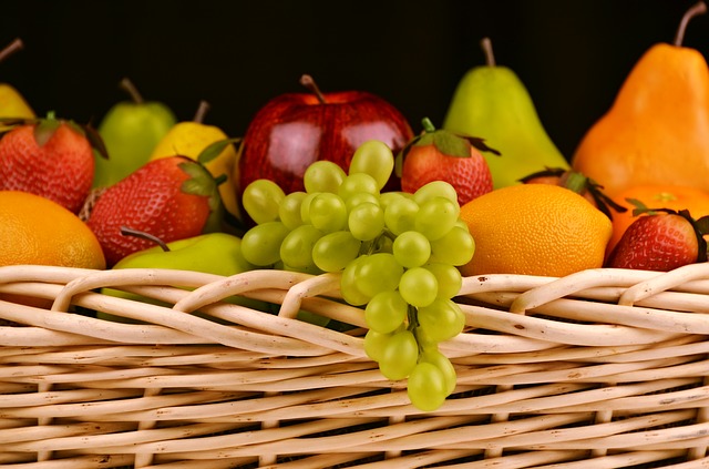 koš s ovocem